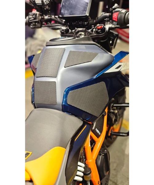 Mototrendz Traction Pads For KTM Duke 250 / 390 (2023+) Generation 3-Mototrendz 3 Mototrendz Traction Pads For KTM Duke 250 / 390 (2023+) Generation 3-Mototrendz